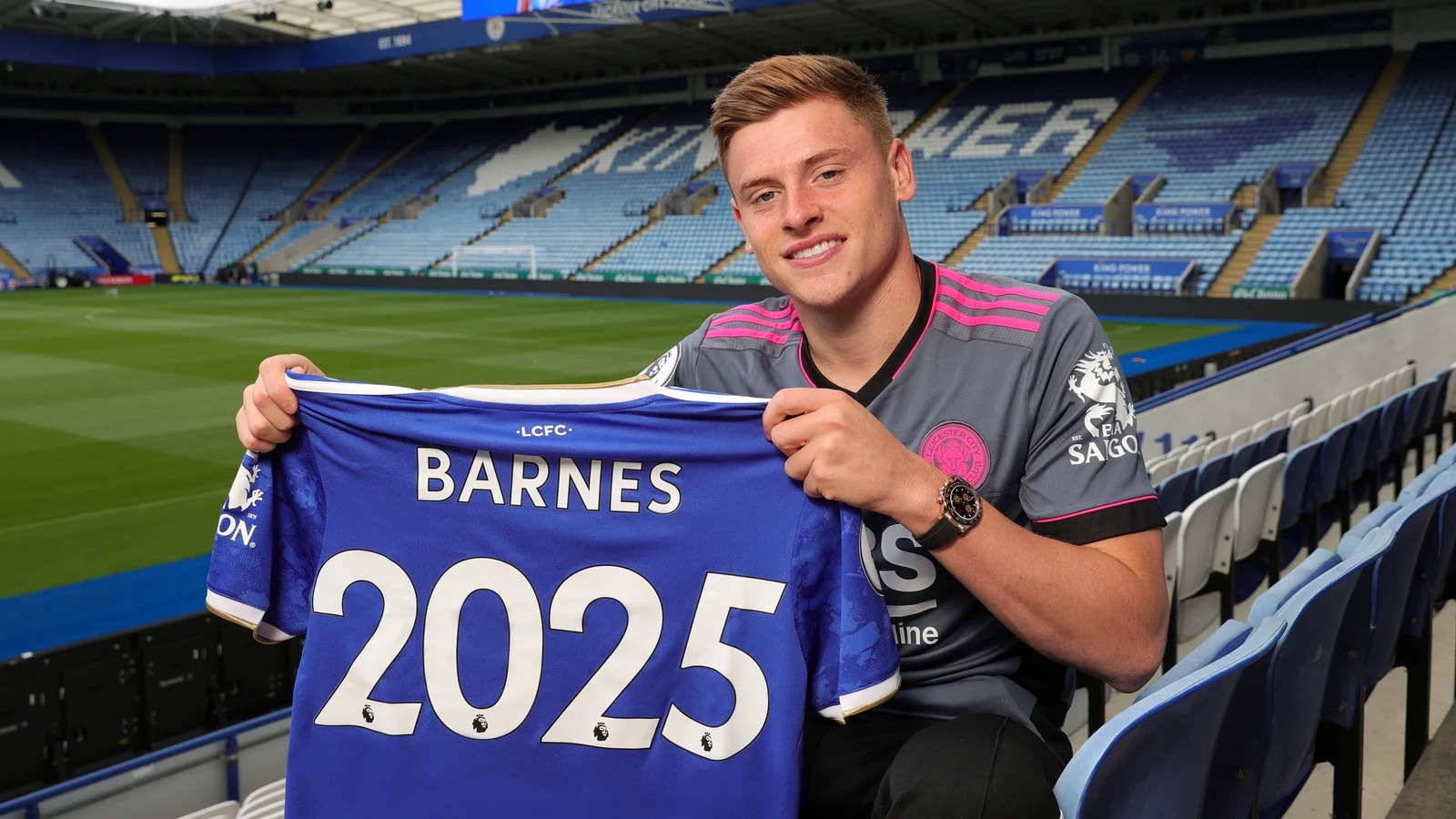 Harvey Barnes cam kết tương lai với Leicester