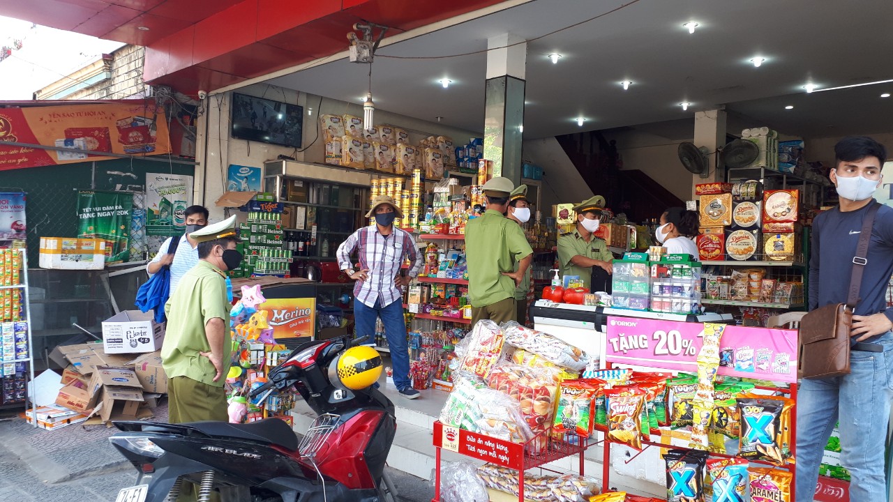 Quầy tạp hóa bán hàng hóa thiết yếu tại Quảng Trị