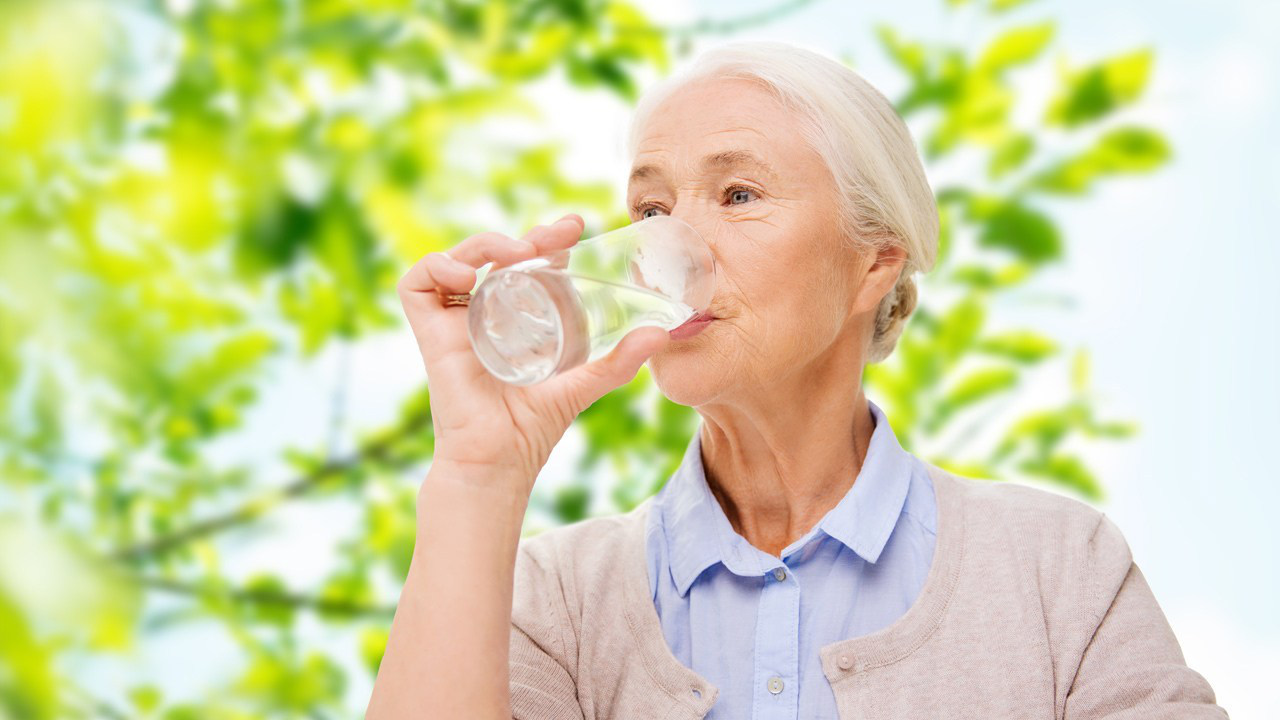 Người cao tuổi uống nước