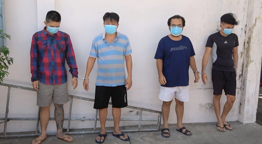 4 bị can từ trái sang Thanh, Hữu, Hiền, Phong bị tạm giữ tại cơ quan điều tra